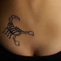 Татуировка скорпиона на груди