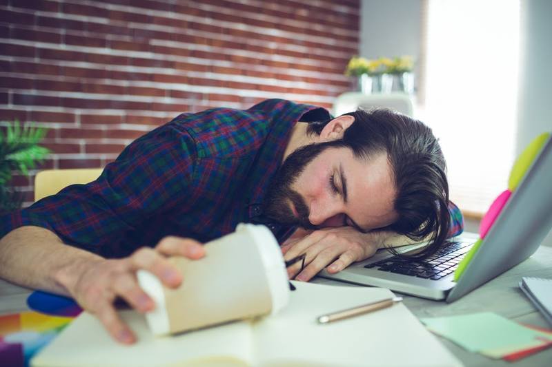 Сон в офисе: нужно ли разрешать сотрудникам спать на работе — РБК
